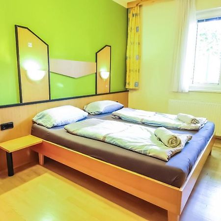 Private Double Bed Room With Bathroom Wenen Buitenkant foto