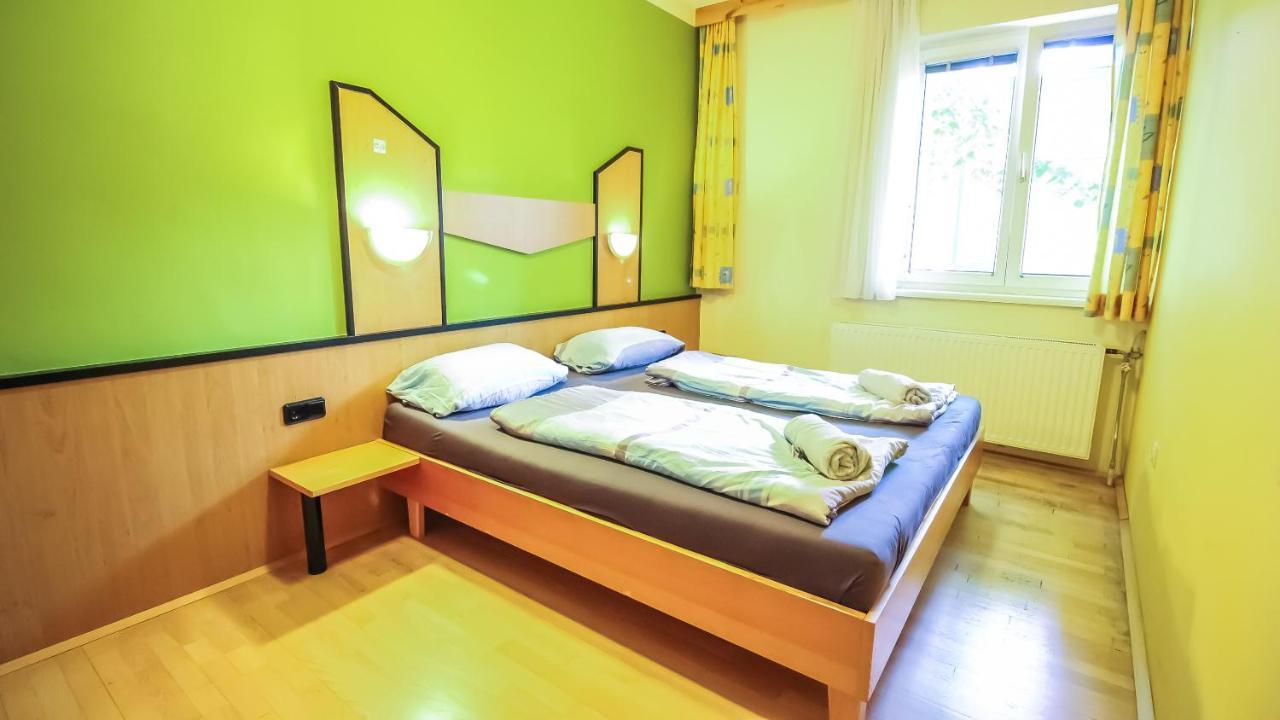 Private Double Bed Room With Bathroom Wenen Buitenkant foto